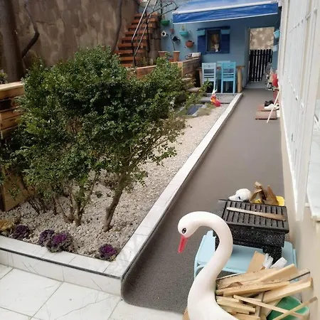 Very Luxry_3 Bath_3 Bathroom_garden Apartment *